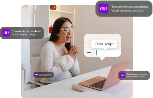 gabriela ortiz feliz olhando pro laptop com transferências bancárias e um balão de conversa sob o laptop escrito 