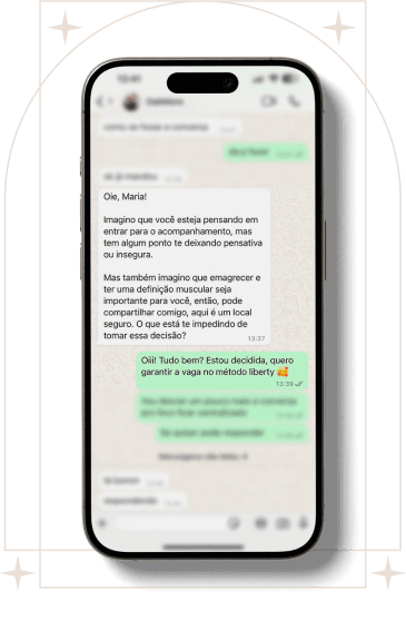 Uma conversa no WhatsApp mostra uma pessoa encorajando outra a se juntar ao programa, perguntando sobre possíveis inseguranças. A outra pessoa responde confirmando sua decisão de garantir uma vaga no 
